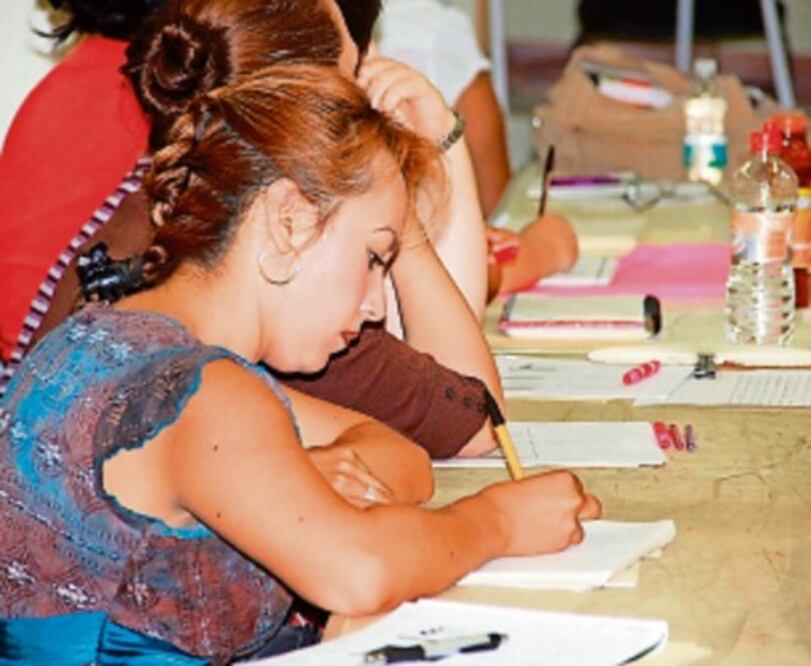 Mujeres asisten a taller de negocios