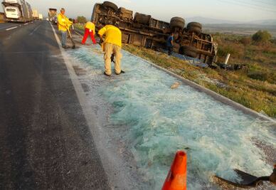 Chocan camiones en autopista a Celaya