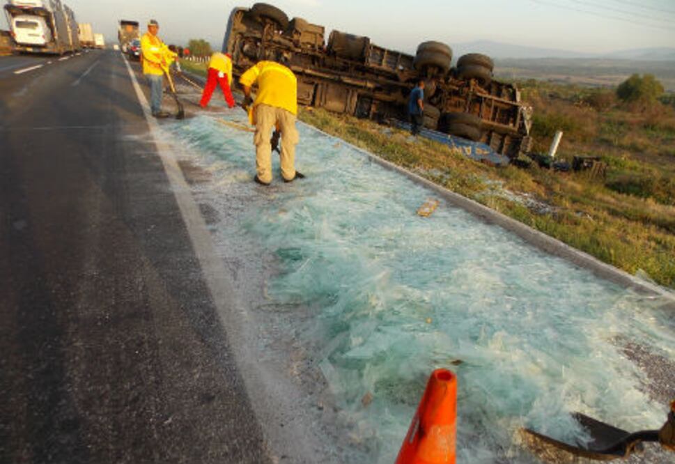 Chocan camiones en autopista a Celaya