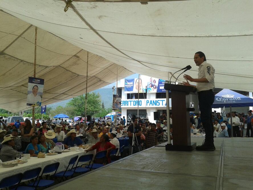 Domínguez se reúne con ganaderos de Jalpan