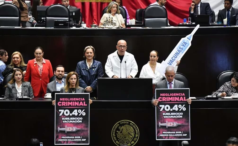 Éctor Jaime Ramírez Barba, diputado del PAN, junto a sus compañeros de bancada, durante su participación en la sesión ordinaria de la Cámara de Diputados de este miércoles 11 de febrero de 2026. Foto: Mario Jasso/Cuartoscuro