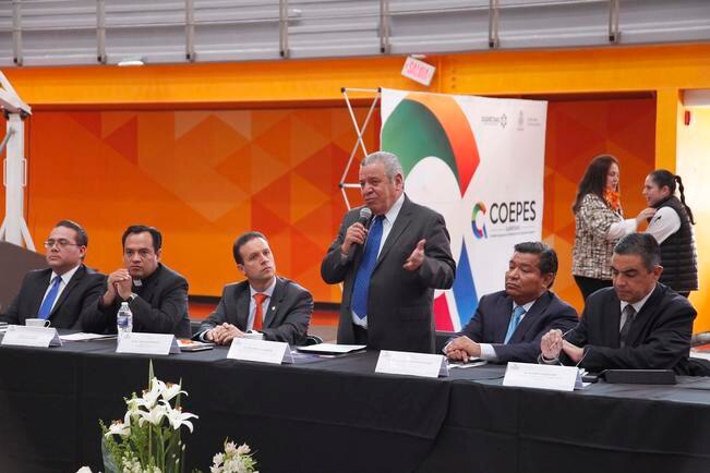 En la sesión, el secretario de Educación del estado, Alfredo Botello, se pronunció por mejorar la educación superior en la entidad con estos encuentros. (GUILLERMO GONZALEZ. EL UNIVERSAL)