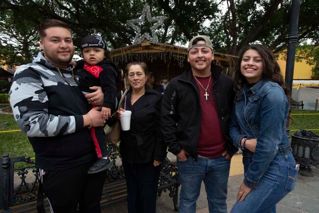 Familias rompen las barreras en Año Nuevo