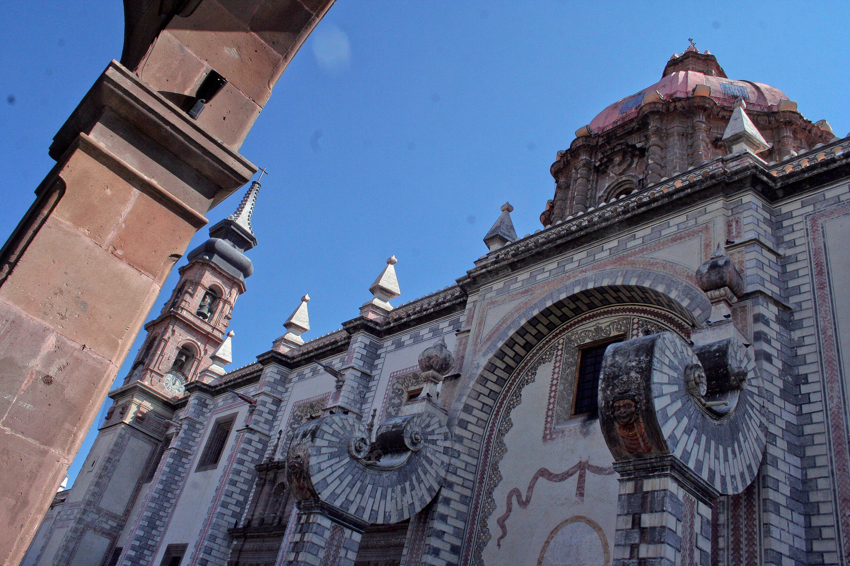 Gastan 5 mil pesos para sanitizar el templo de Santa Rosa de Viterbo