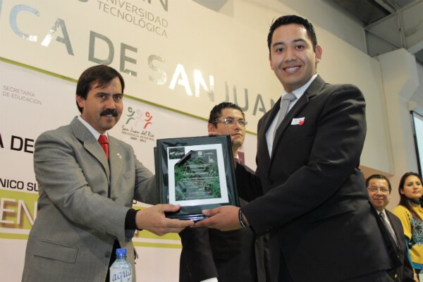 Se gradúan alumnos de la UTSJR