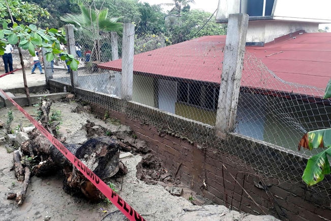 ... y sismos pegan en otros 42 planteles