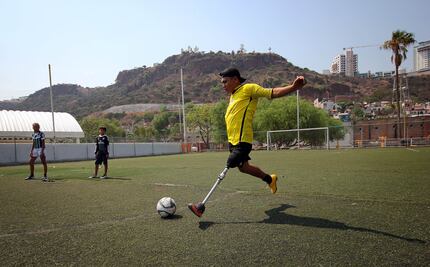 Coyotes juegan futbol con pasión
