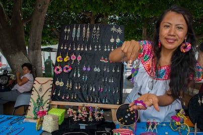 Adaptan artesanías para seguir en el mercado