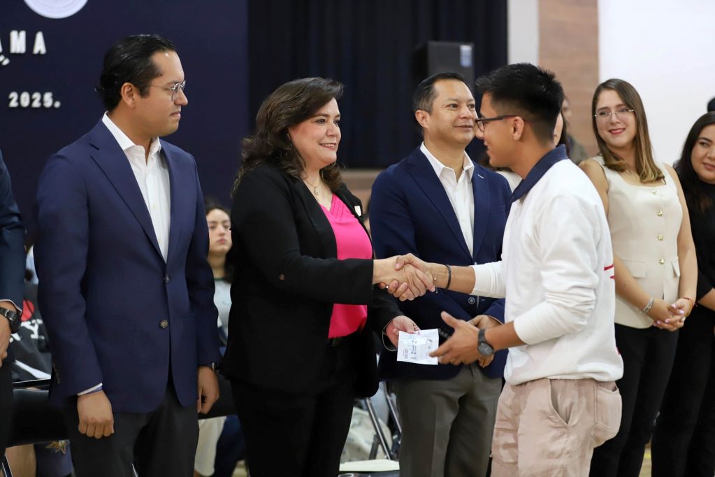 Municipio de Corregidora y la UAQ entregan 926 becas