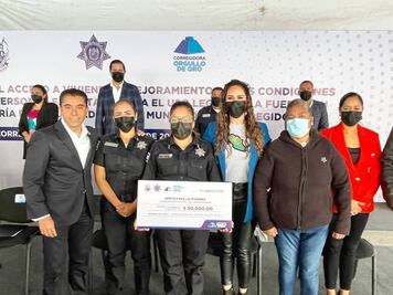 Dan 50 mil pesos a cada policía de Corregidora como apoyo a la vivienda