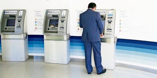 Bancos ganan a costa de usuarios