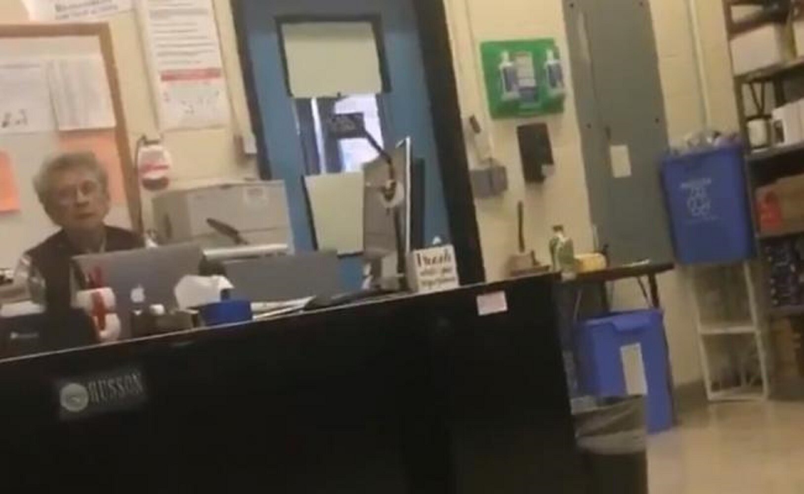 Video. “Te van a correr de mi país”; maestra amenaza a alumno en EU