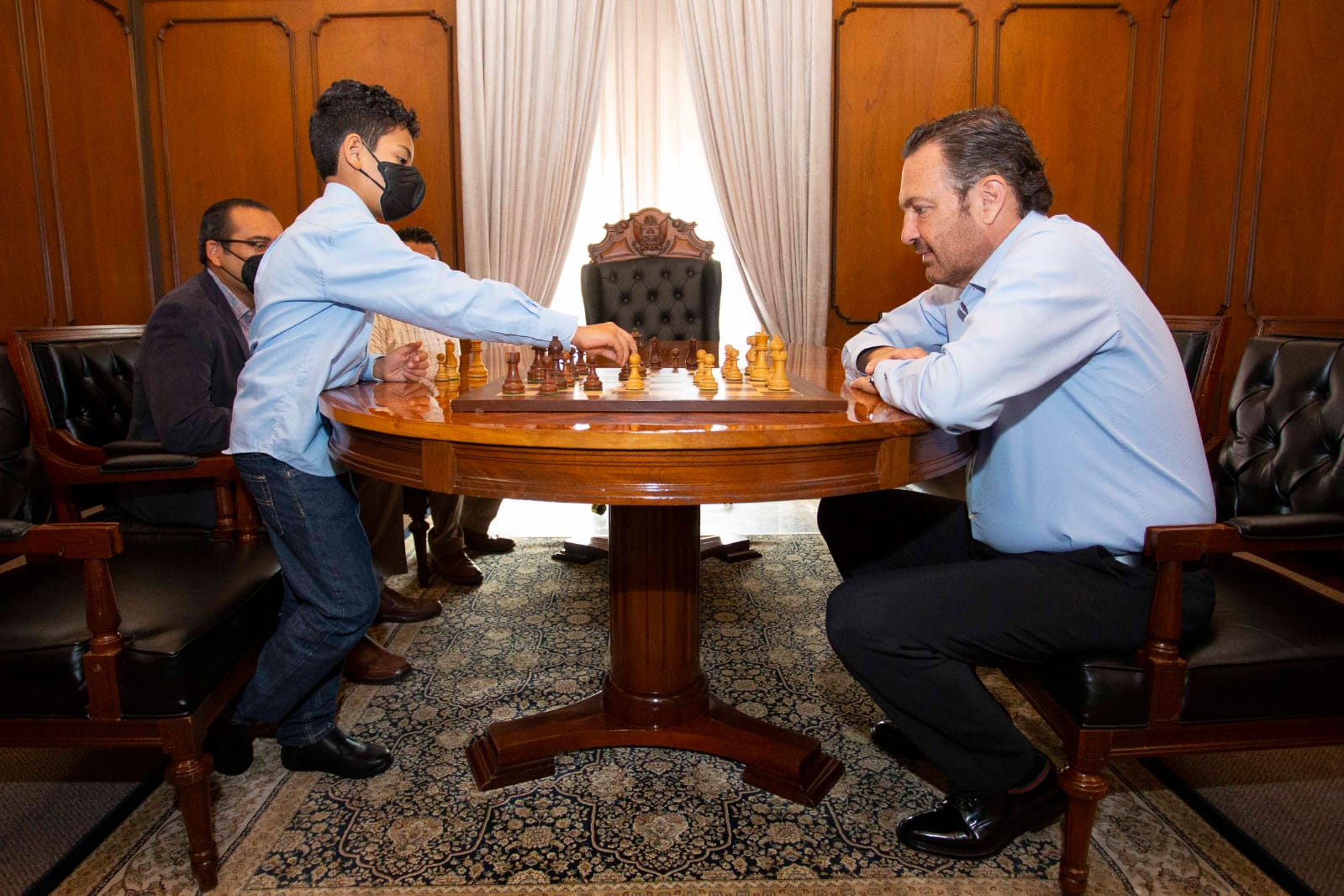 Gobernador de Querétaro echa partida con subcampeón mundial de ajedrez