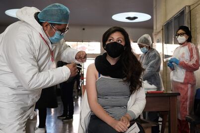 Se disparan contagios de Covid-19 entre jóvenes, pero bajan en adultos mayores de 60 años 