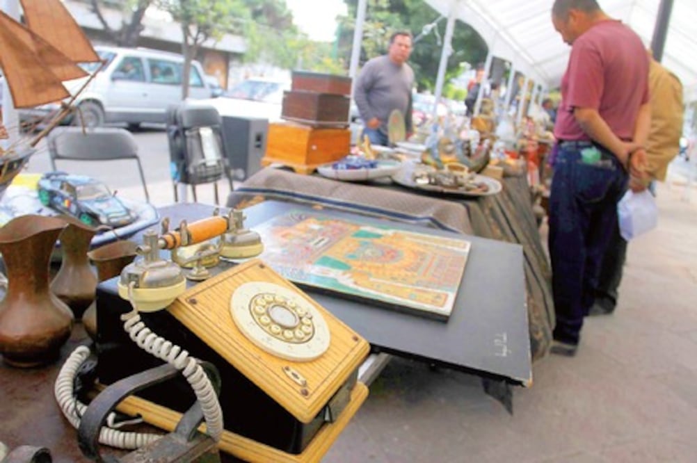 Reviven el tiempo con tianguis de antigüedades