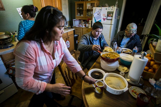 Gracias a tiendas cercanas con productos mexicanos, la familia desayunó como si estuvieran en Jalpan. Foto: Demian Chávez