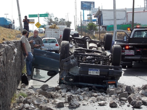 Vuelca camioneta en B. Quintana