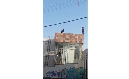 Policías evitan suicidio en azotea de la calle Álvaro Obregón en CDMX