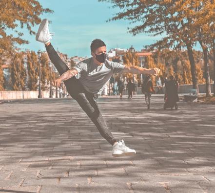 Artista. Estudió diseño, pero el baile lo llevó a Europa