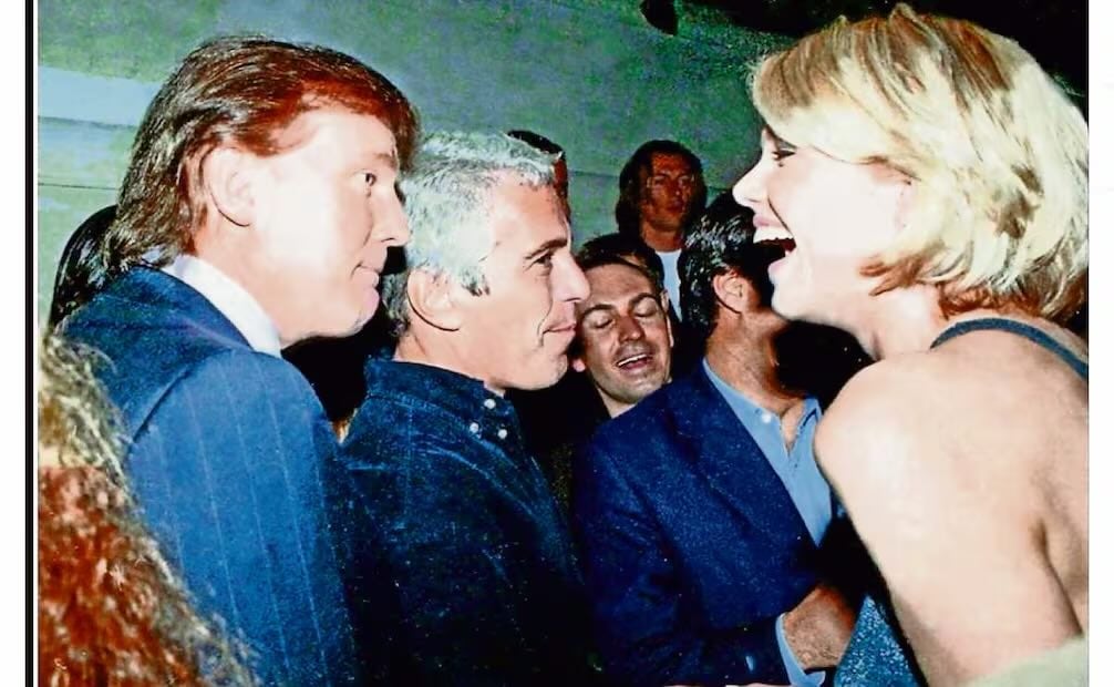 Foto sin fecha de la colección personal del pederasta Jeffrey Epstein, proporcionada por los demócratas del Comité de Supervisión de la Cámara de Representantes el 12 de diciembre; muestra al presidente estadounidense Donald Trump, al financista y una mujer desconocida. Foto: AFP