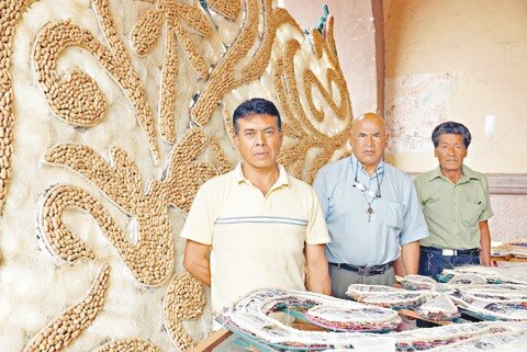 Artesanos trabajan en emplumados de papel
