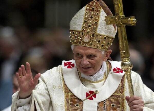 Papa promete 'respeto y obediencia' a sucesor