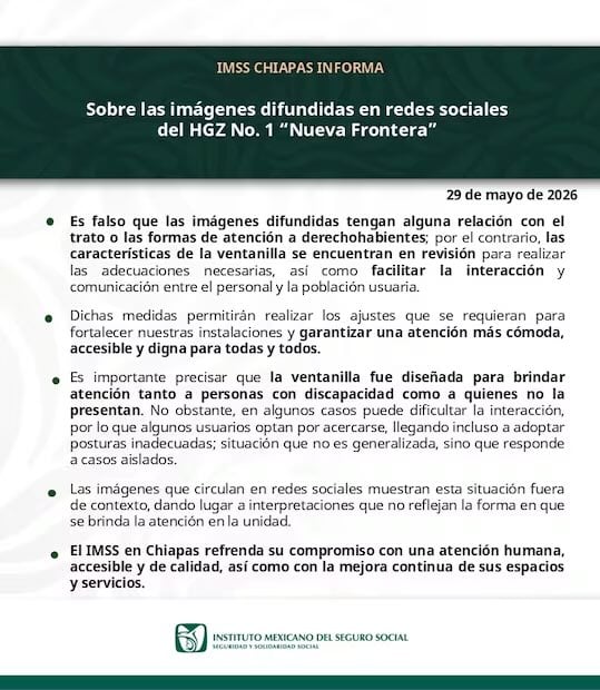 Captan a pacientes del IMSS arrodillados frente a una ventanilla para recibir informes. Foto: Captura de video