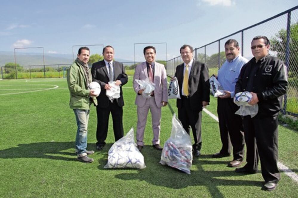 Entregan material deportivo en la UAQ