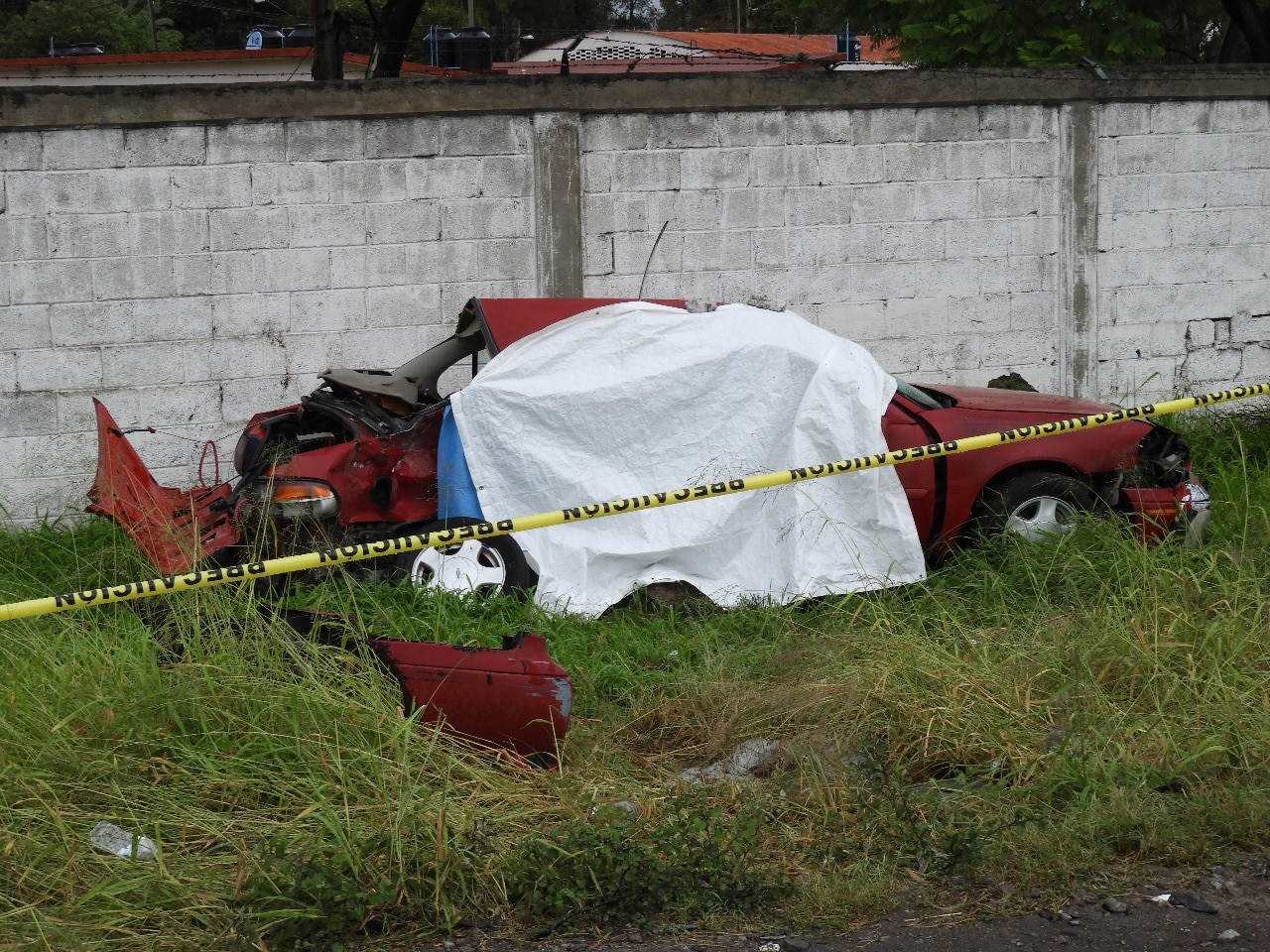 Mujer y sus tres hijos mueren en accidente