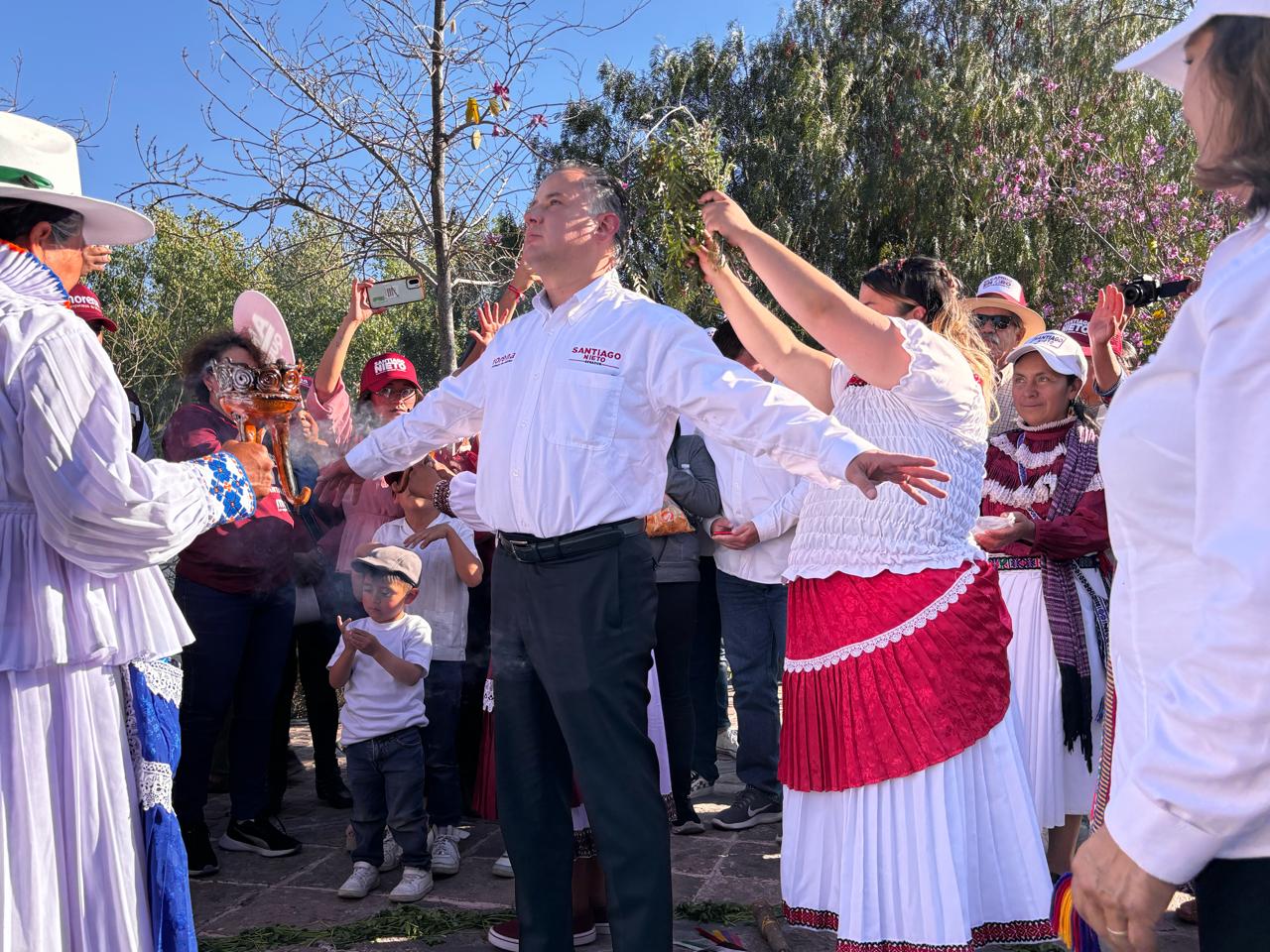 Con limpia, Santiago Nieto inicia campaña al Senado