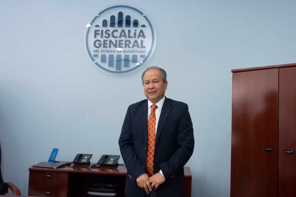 El fiscal estatal renuncia, tras la detención de tres mandos; se desconocen los motivos 