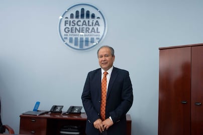 El fiscal estatal renuncia, tras la detención de tres mandos; se desconocen los motivos