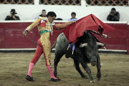 Corta Garibay 4 orejas en corrida de Navidad 