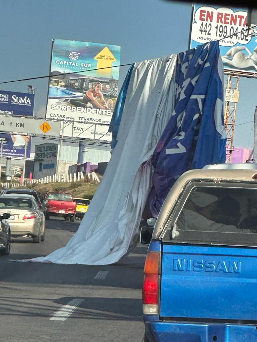 Cae lona en la carretera 57; obstruía los carriles a la entrada de Querétaro 