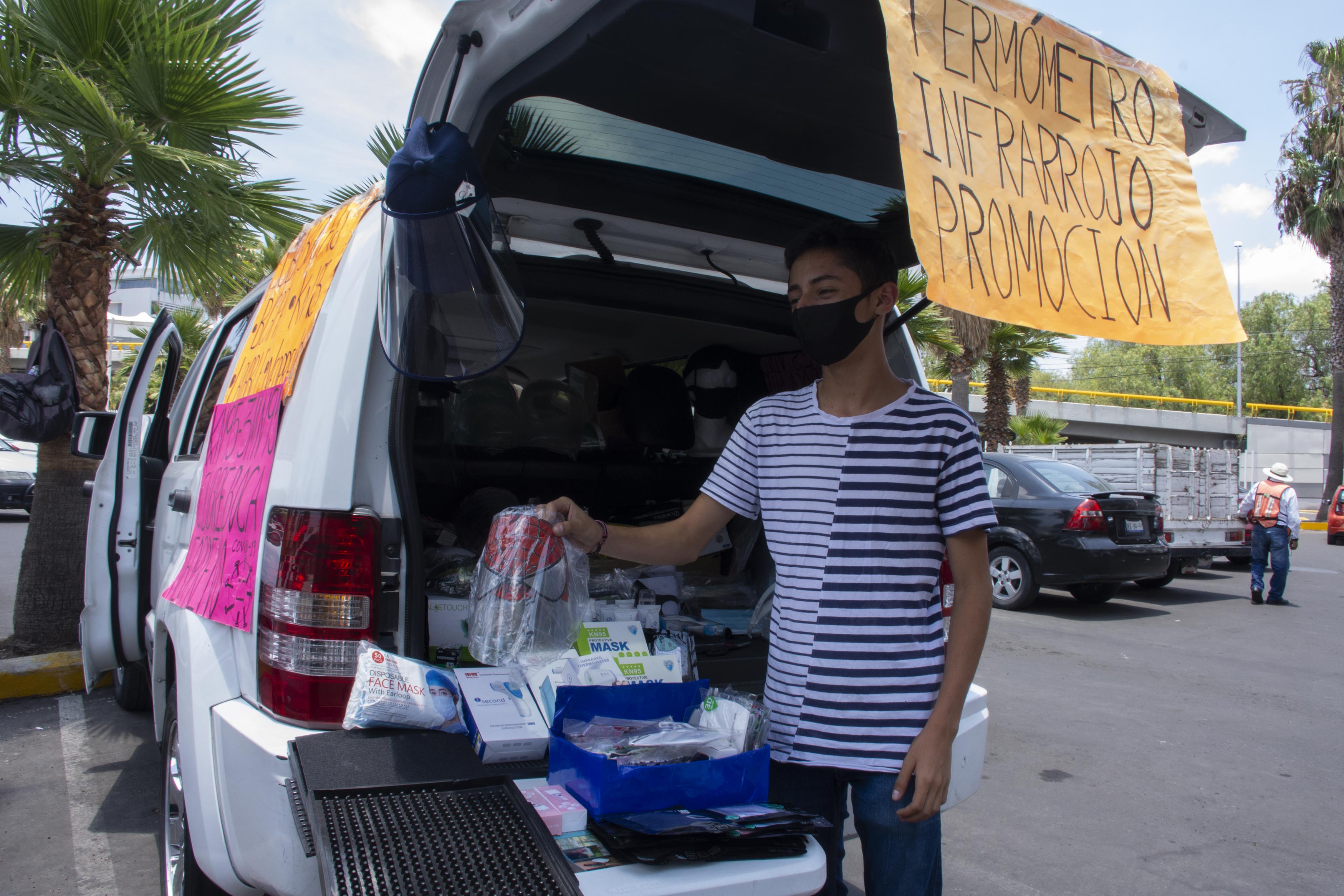 Buscarse la vida en la pandemia. En auto, vende equipo sanitario