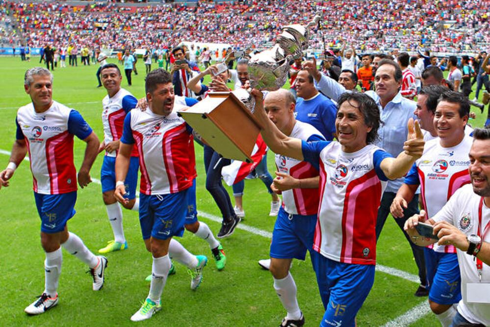 El equipo de las Leyendas del Guadalajara dio la vuelta olímpica en la cancha del Jalisco, tras haber conquistado el trofeo en disputa con América (JORGE BARAJAS. IMAGO7)