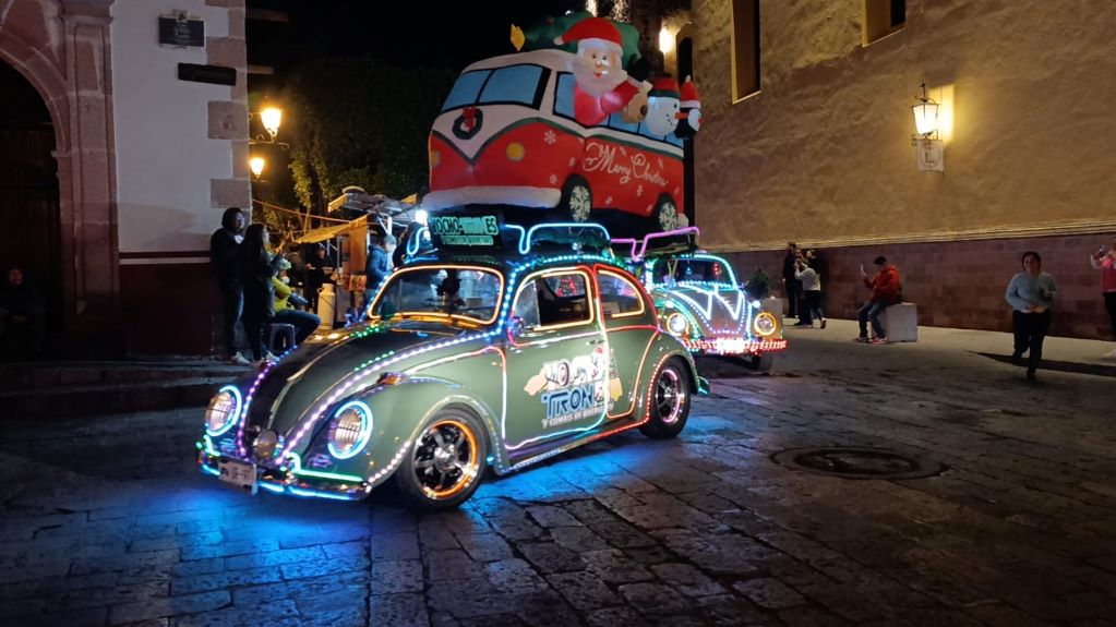 “Vocho-trones y combis”, un proyecto navideño con causa, ilumina las calles de Querétaro. Foto: Vocho-TRONES y Combis - Proyecto Navideño CLUB VW QRO