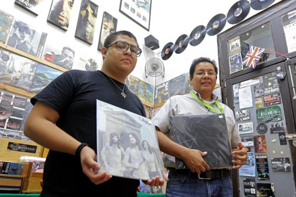 Juan Carlos expresa que lo interesante de coleccionar discos, es el hecho de co n seg u i r rarezas debido a las variaciones en el arte o ediciones por países. Foto: César Gómez