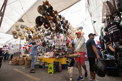 Moverán el tianguis de La Cruz; construirán un estacionamiento
