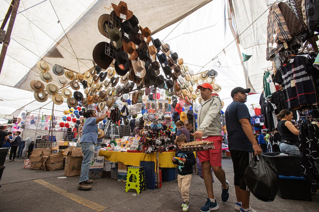 Moverán el tianguis de La Cruz; construirán un estacionamiento