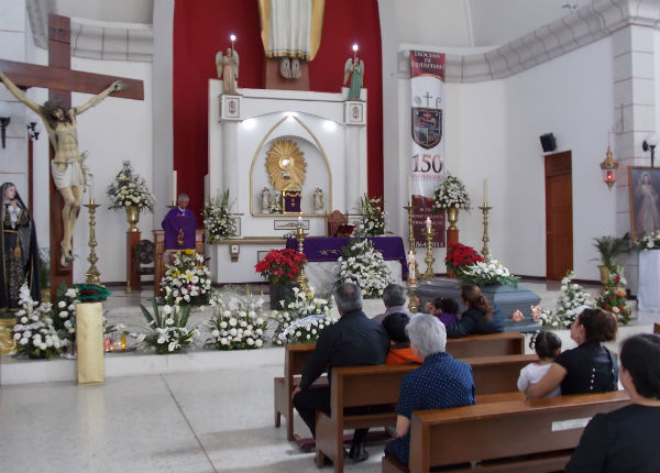 Ofician misa en memoria de Salvador Alcocer