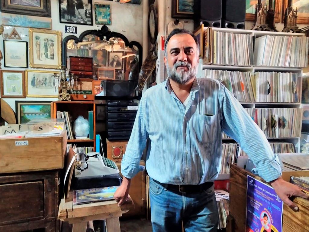 Convierten la calle Venustiano Carranza en corredor de antigüedades. Foto: Mitzi Olvera