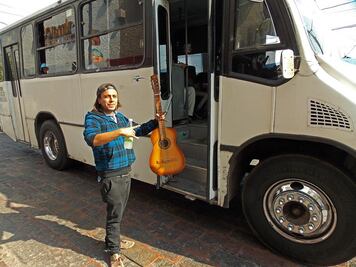 Canta en los camiones para ayudar a los Reyes