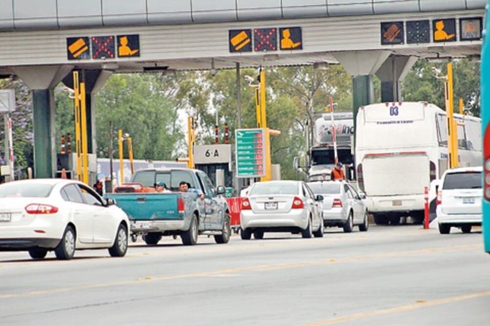 Colapsa carretera por vacacionistas
