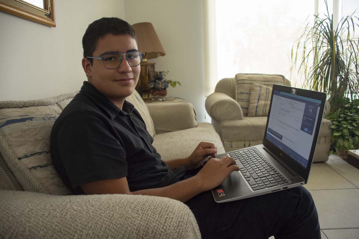 Acostumbrados a las clases en línea, estudiantes se conectan con la mejor actitud