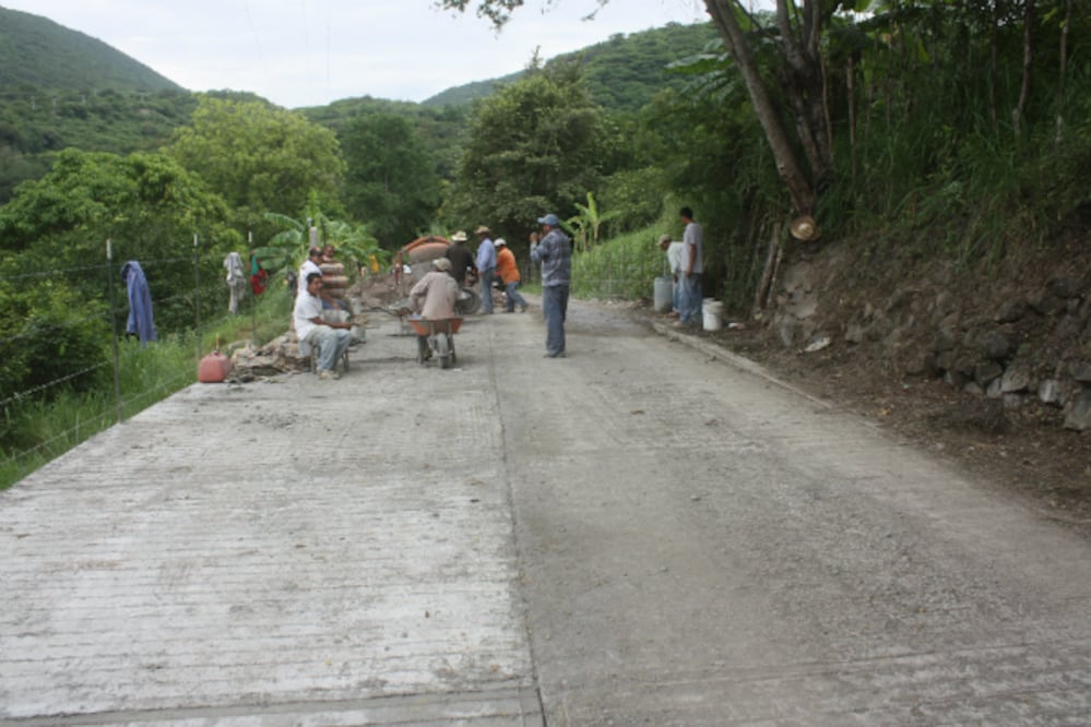 Dignifican camino en Arroyo Seco