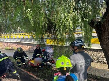 Rescatan con vida a hombre atrapado en dren pluvial en Querétaro; presentaba hipotermia