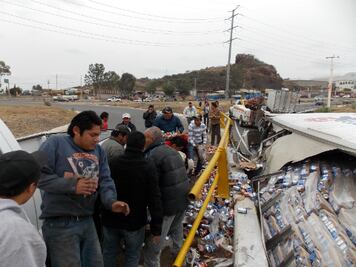 Vuelca tráiler cargado con cerveza