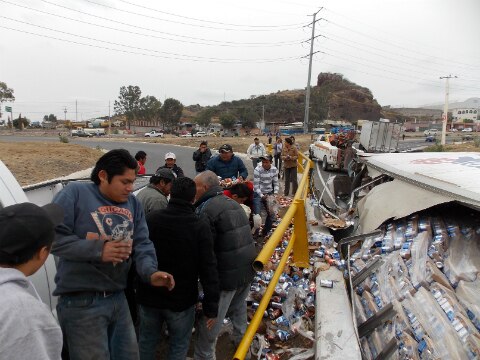 Vuelca tráiler cargado con cerveza