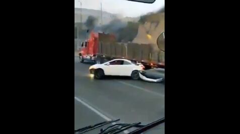 Tráiler arrastra a vehículo en la México-Querétaro